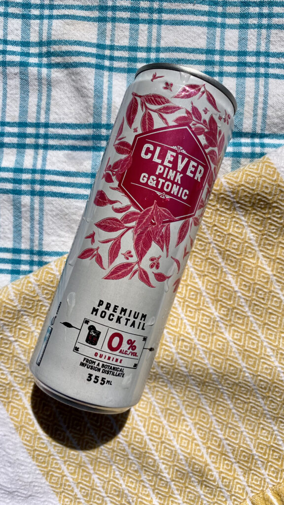 Canette de Clever Pink G&T, un gin tonic sans alcool rafraîchissant avec des notes florales, herbacées et une touche de cassis. Idéal pour les boissons estivales sans alcool. Médaille d'argent au San Francisco World Spirits Competition 2022.